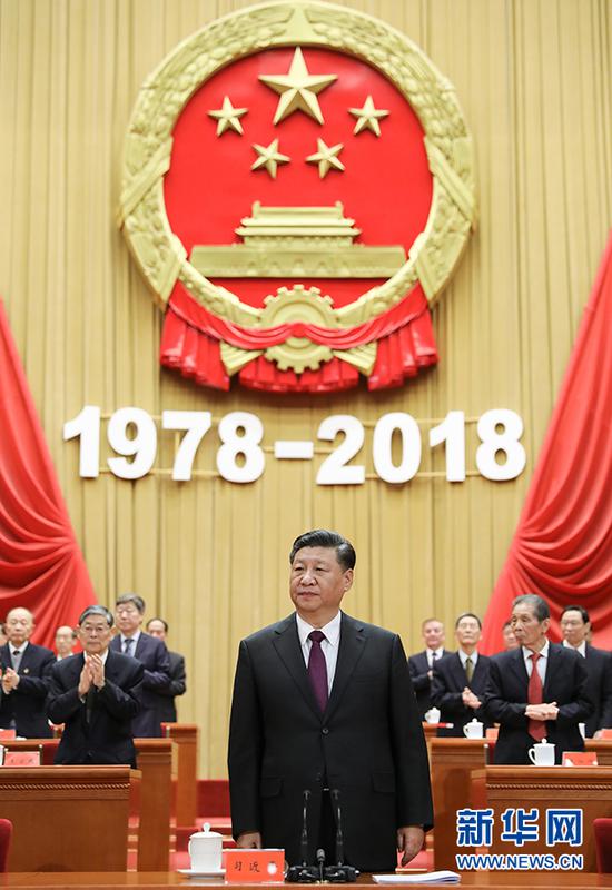 说明: 12月18日，庆祝改革开放40周年大会在北京人民大会堂隆重举行。中共中央总书记、国家主席、中央军委主席习近平在大会上发表重要讲话。这是习近平在主席台向全场致意。 新华社记者 鞠鹏 摄